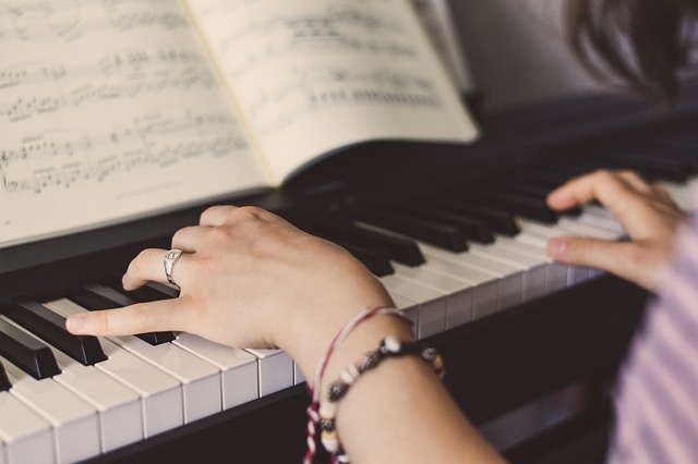 A Step-By-Step Guide On Learning How To Play The Piano From Scratch
