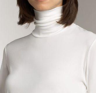 Woman in an unfolded polo neck