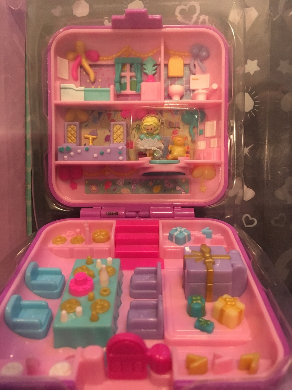 Polly Pocket case and doll house