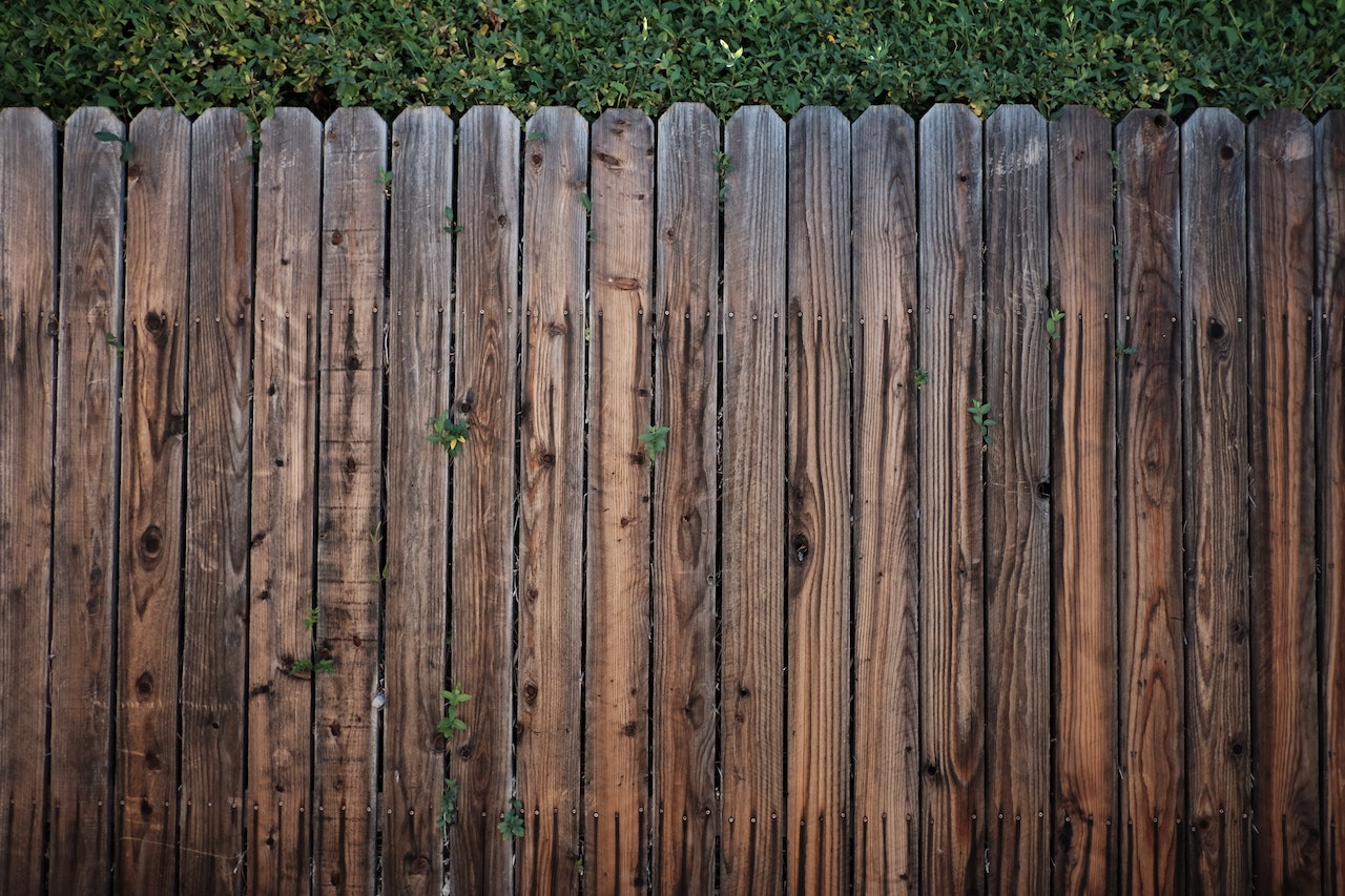 5 Benefits of Hiring a Professional Fence Installer for Your Property