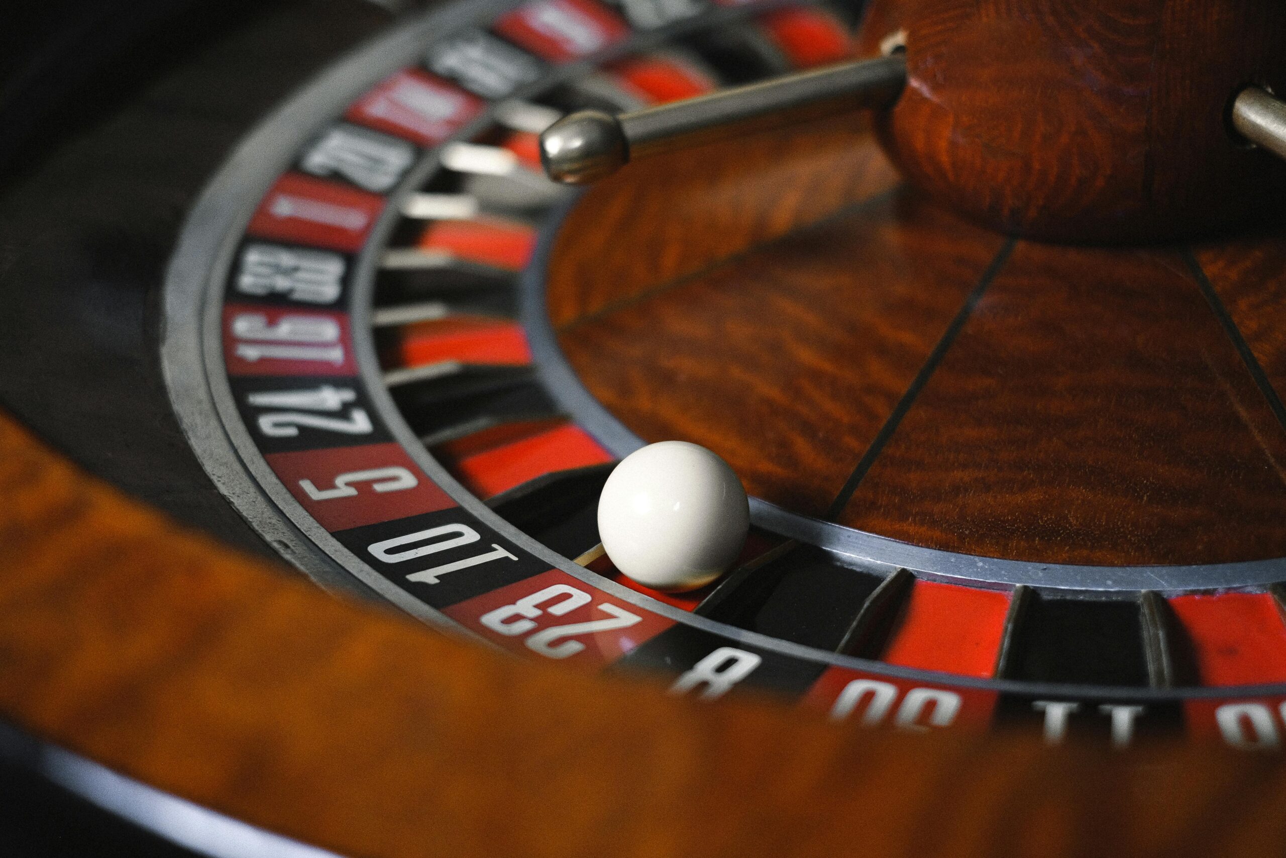 Finding Big Wins in Online Roulette