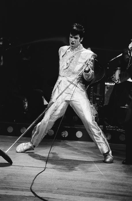 Bo Wills performing as Elvis
