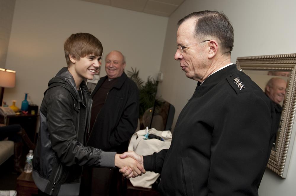 Chairman of the Joint Chiefs of Staff Adm. Mike Mullen, U.S. Navy, greets pop star Justin Bieber