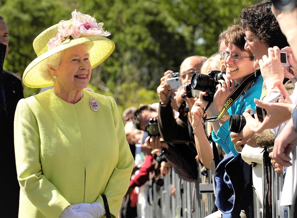 Queen Elizabeth II greets employees on her walk from NASA’s Goddard Space Flight Center in 2007
