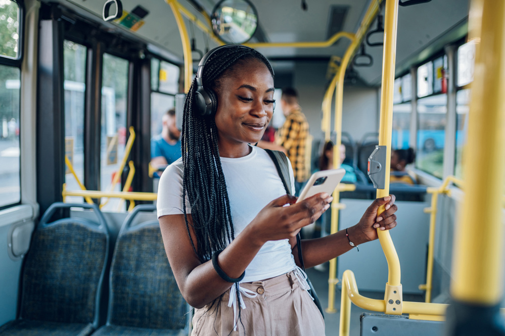 Romanticizing the Commute: How Hybrid Life Turned Dead Time into a Ritual